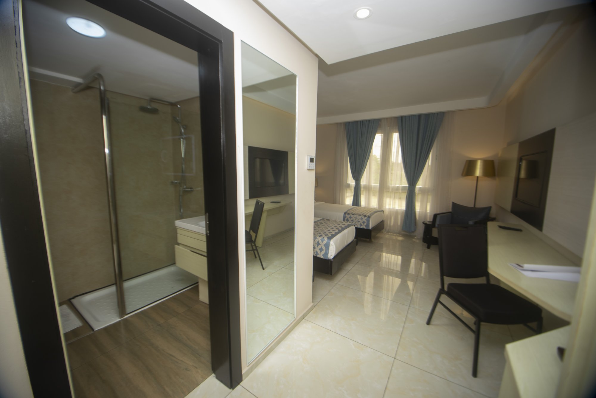 TWIN ROOM